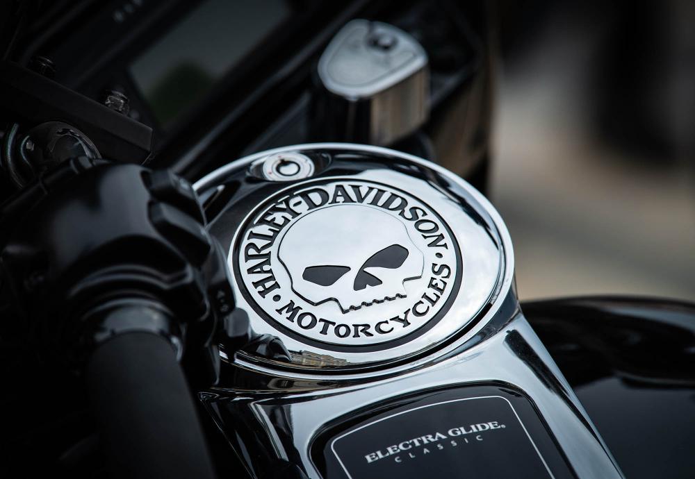 moto Harley-Davidson près de Saint-Maximin-la-Sainte-Baume